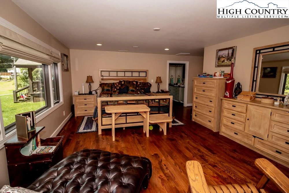 Image number 7 for the current listing