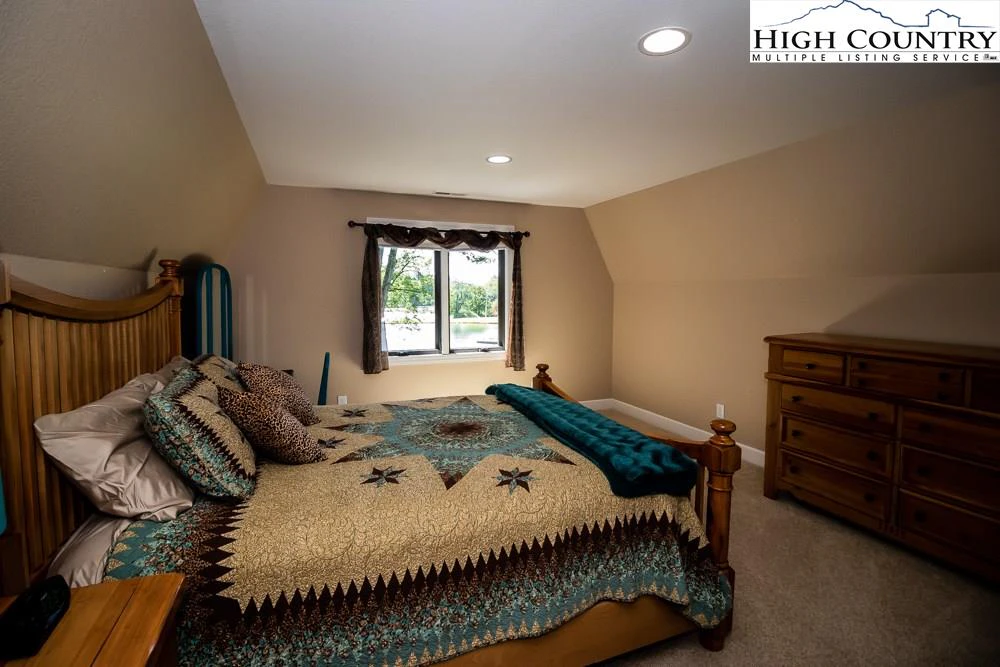 Image number 9 for the current listing