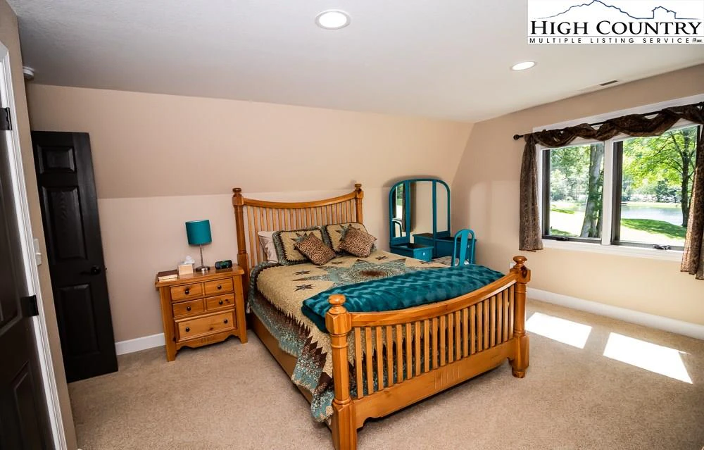 Image number 10 for the current listing