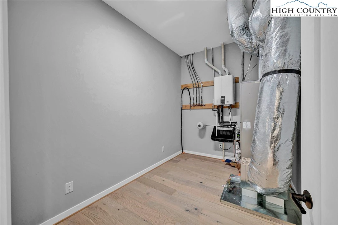Image number 5 for the current listing