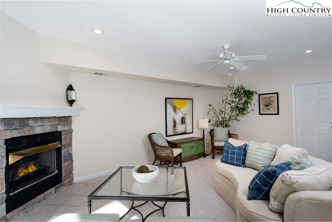 Image number 13 for the current listing