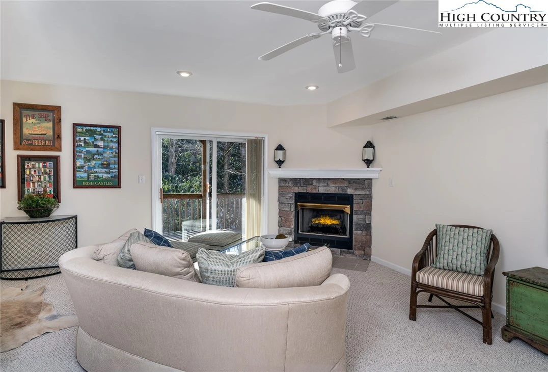 Image number 14 for the current listing