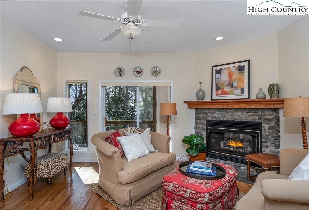 Image number 1 for the current listing