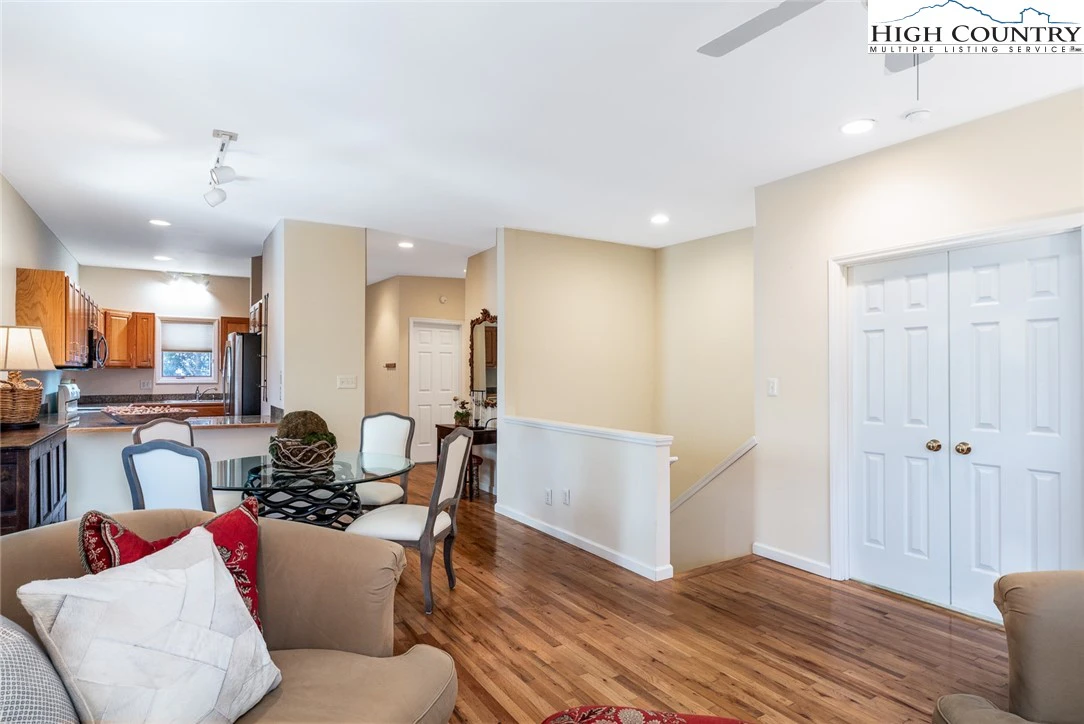 Image number 11 for the current listing