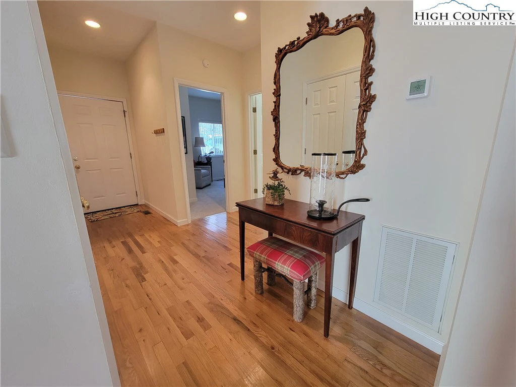Image number 4 for the current listing