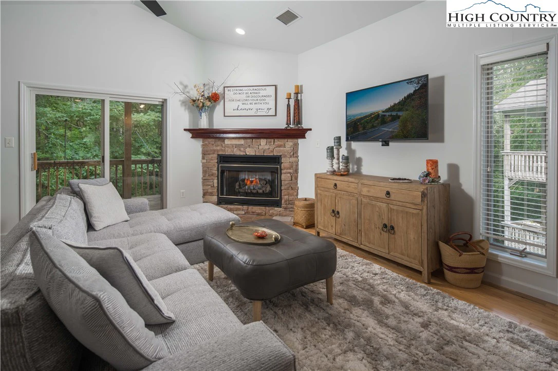 Image number 10 for the current listing