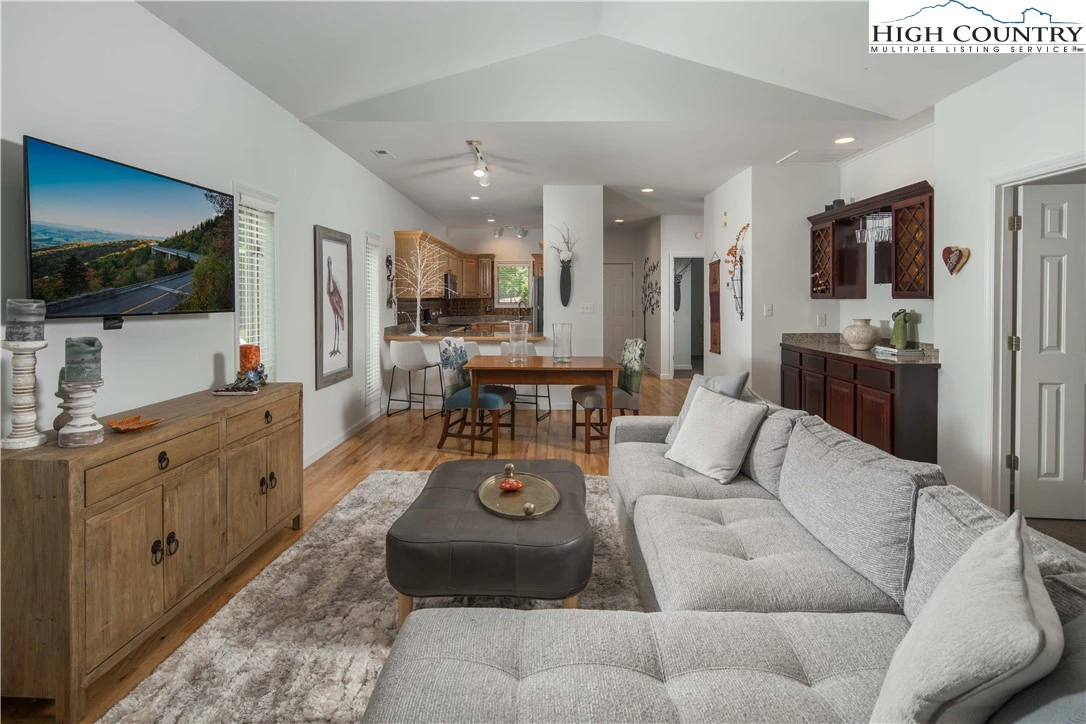 Image number 7 for the current listing