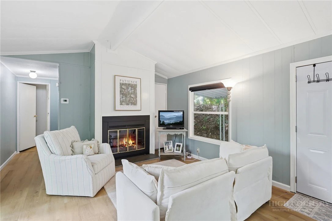 Image number 4 for the current listing