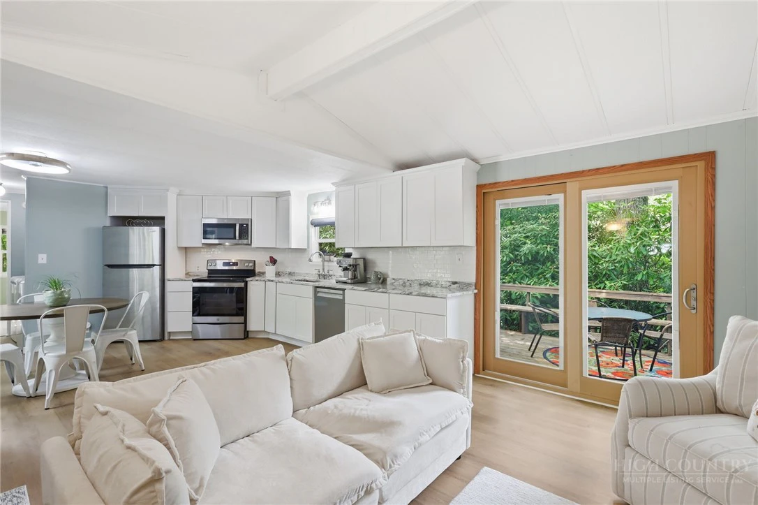 Image number 1 for the current listing
