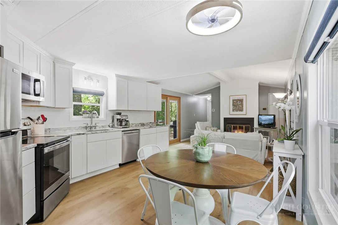 Image number 9 for the current listing