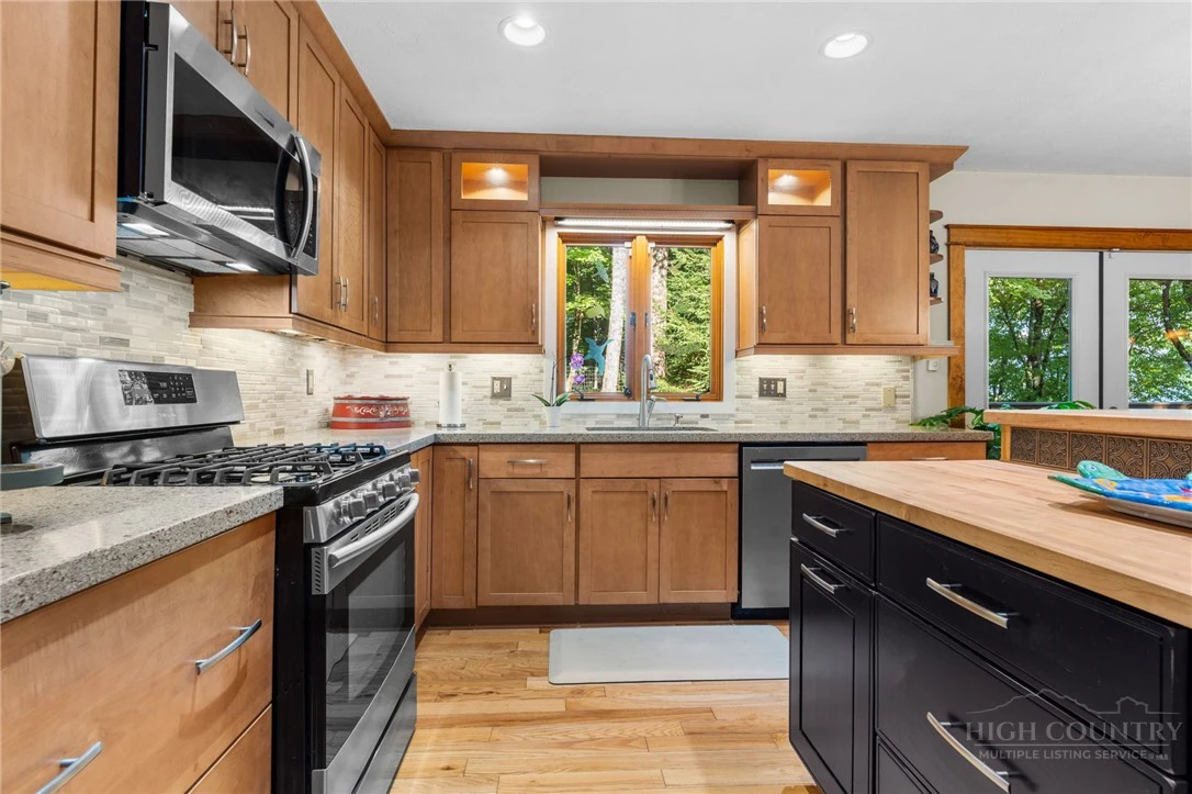 Image number 9 for the current listing