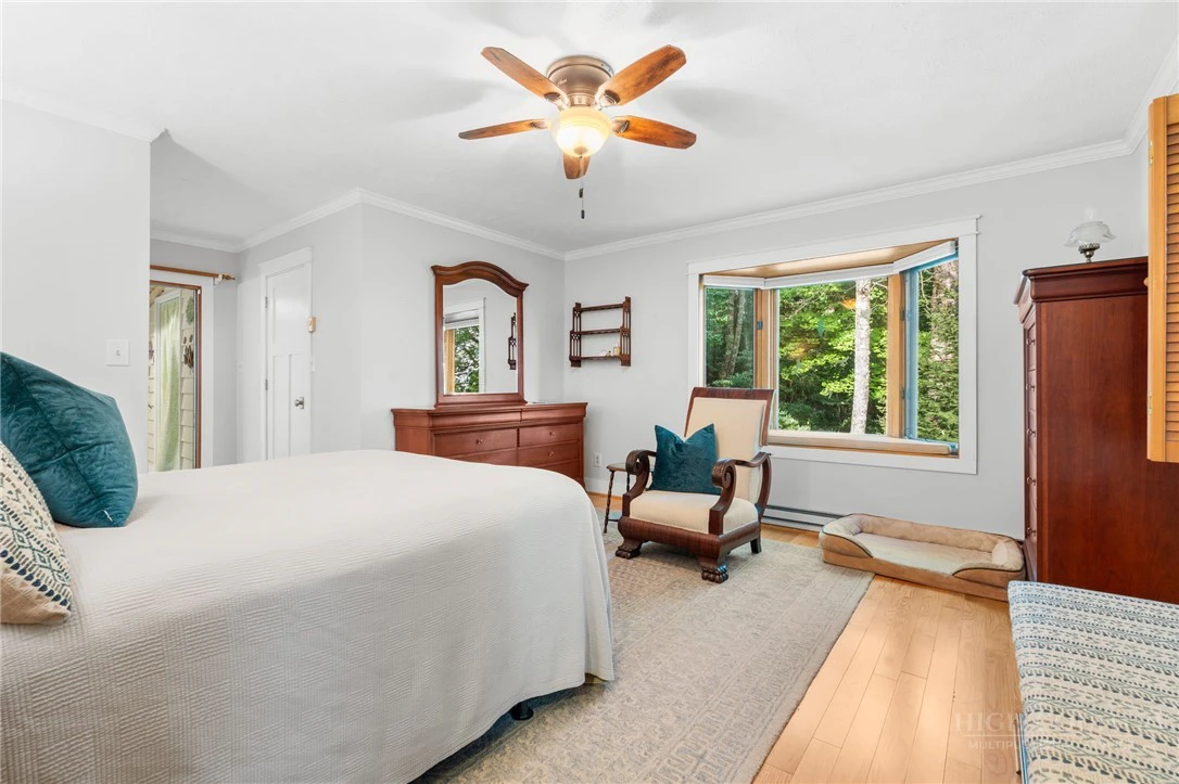 Image number 13 for the current listing