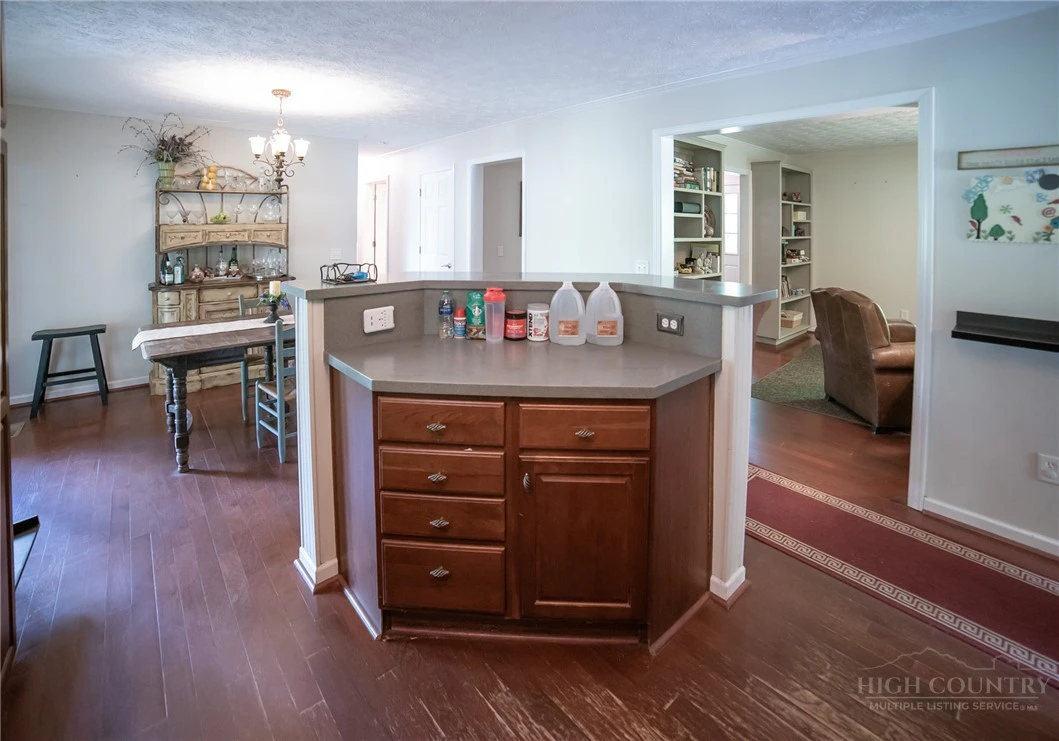 Image number 18 for the current listing