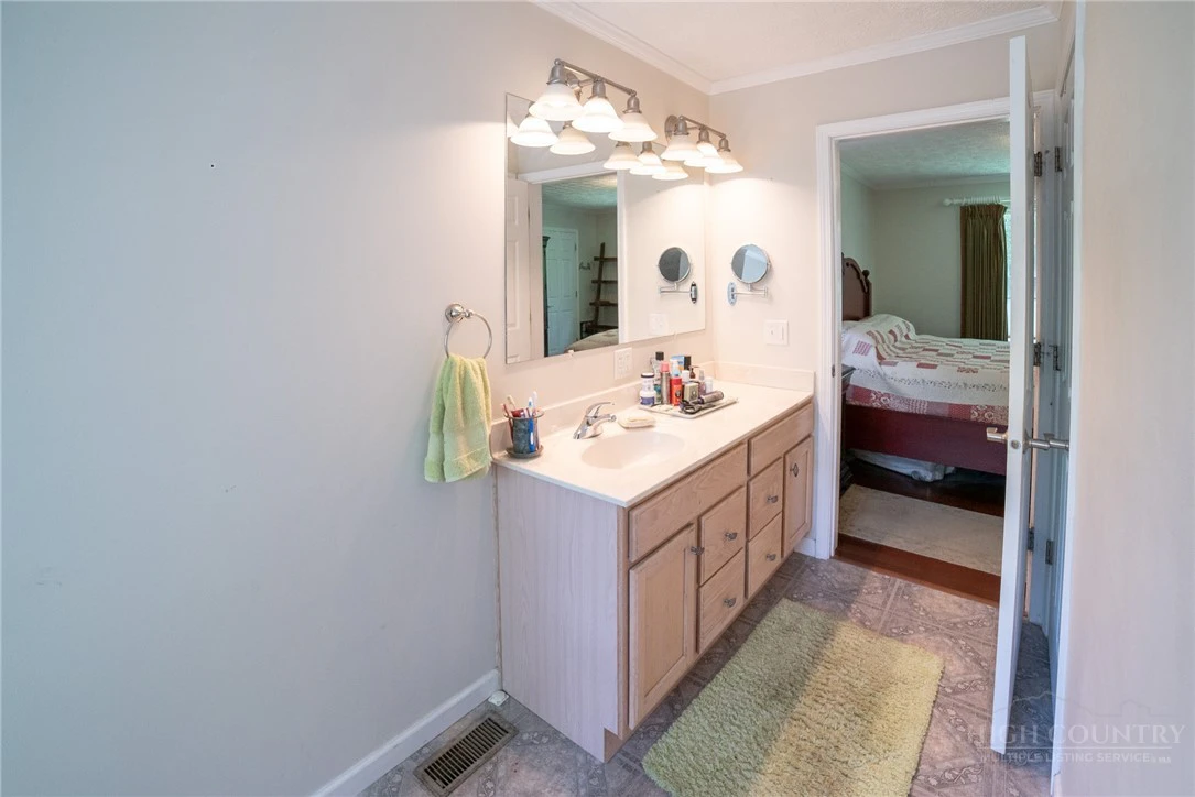 Image number 12 for the current listing