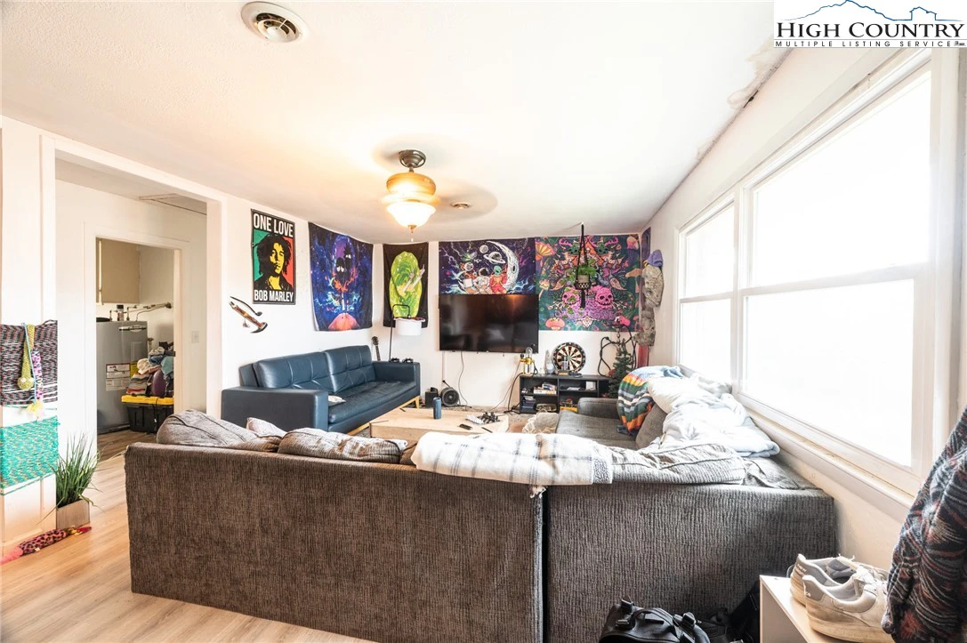 Image number 15 for the current listing