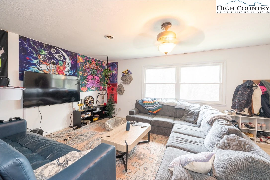 Image number 14 for the current listing