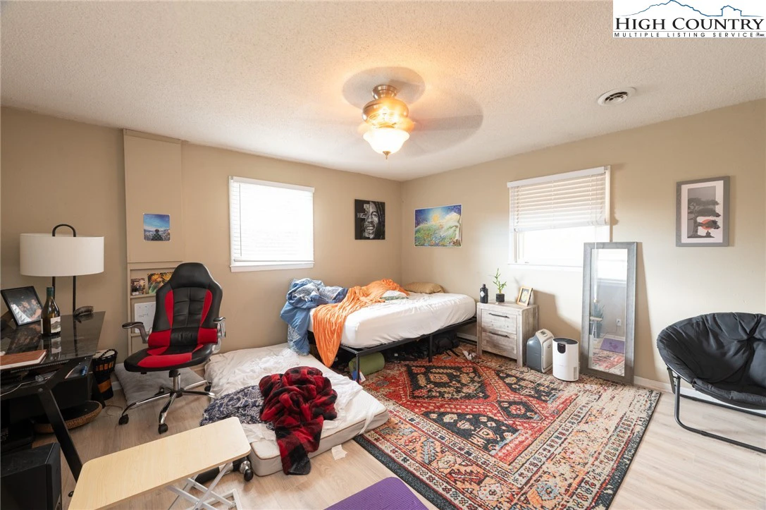 Image number 11 for the current listing