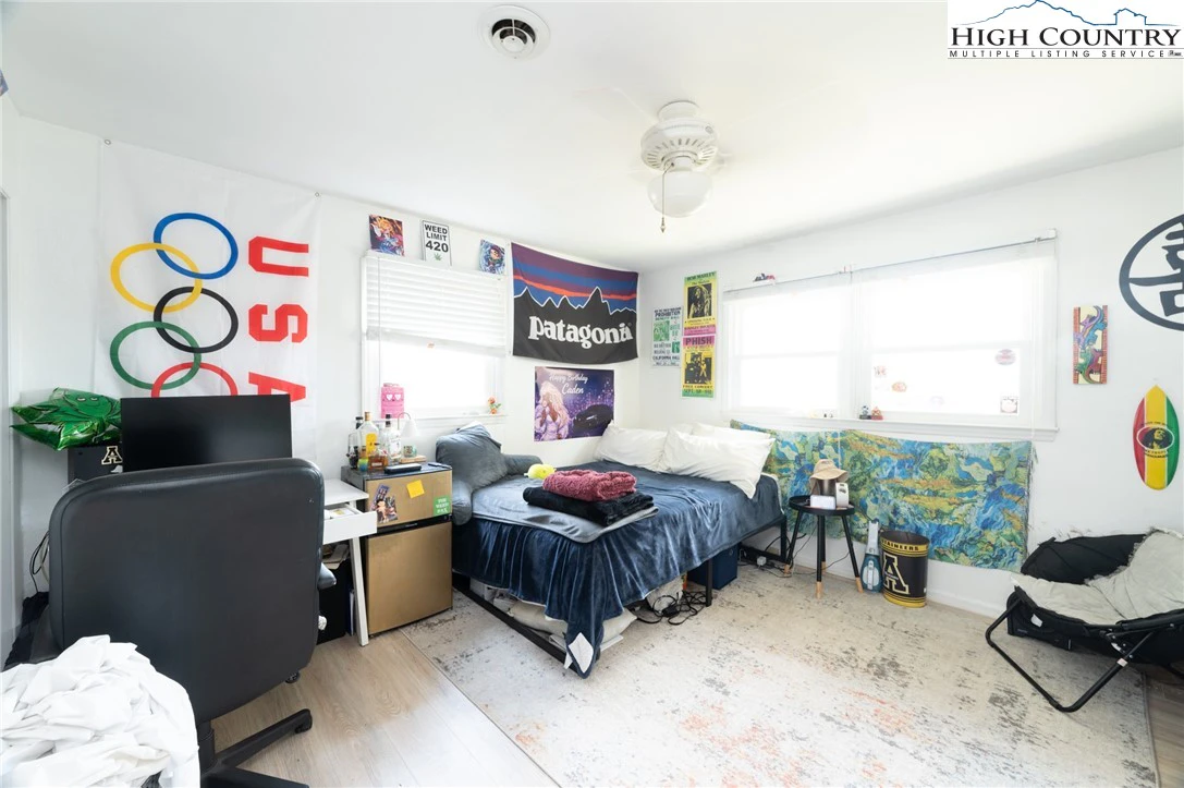 Image number 8 for the current listing