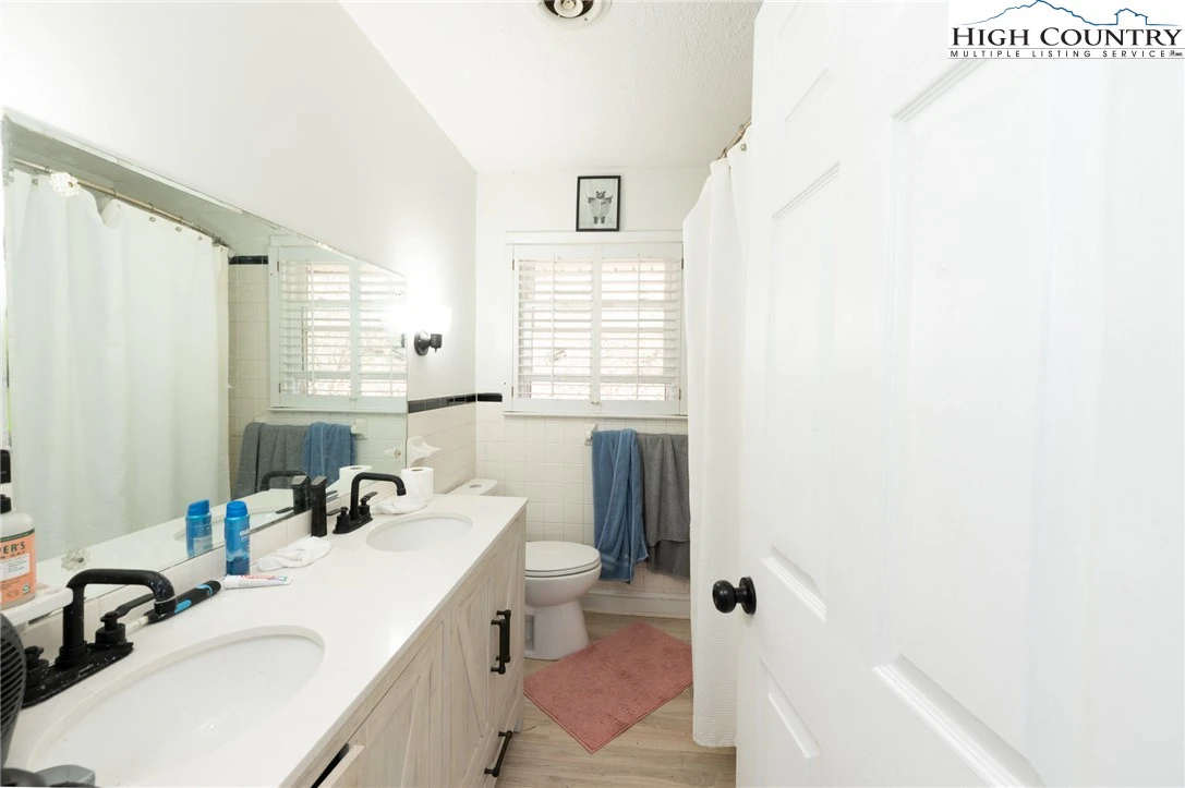 Image number 7 for the current listing