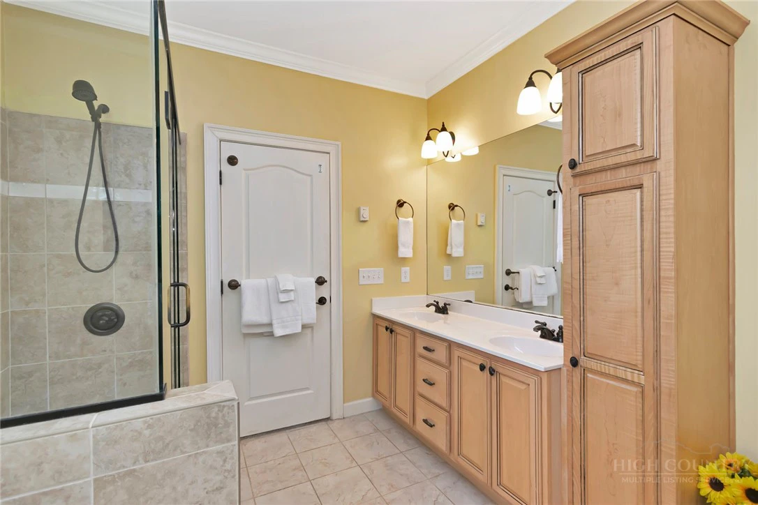 Image number 11 for the current listing