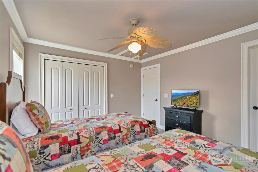 Image number 9 for the current listing