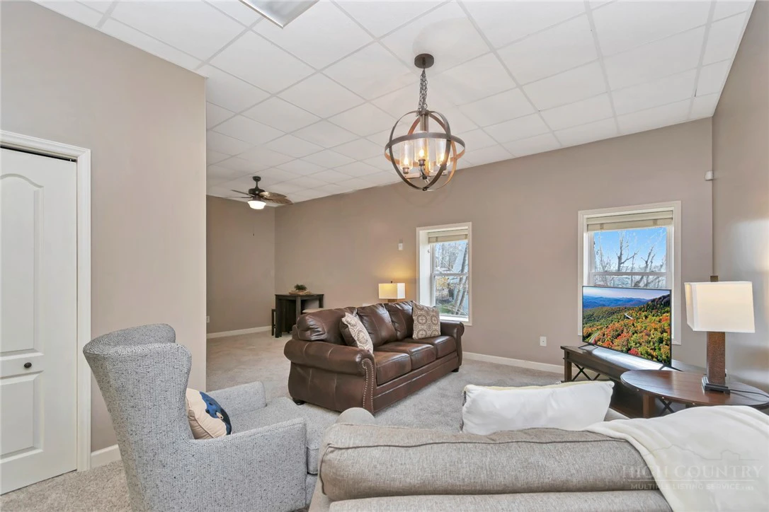 Image number 14 for the current listing