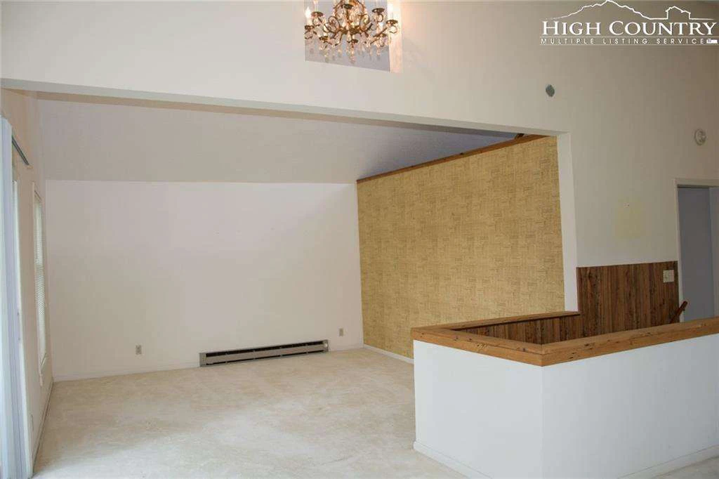 Image number 18 for the current listing