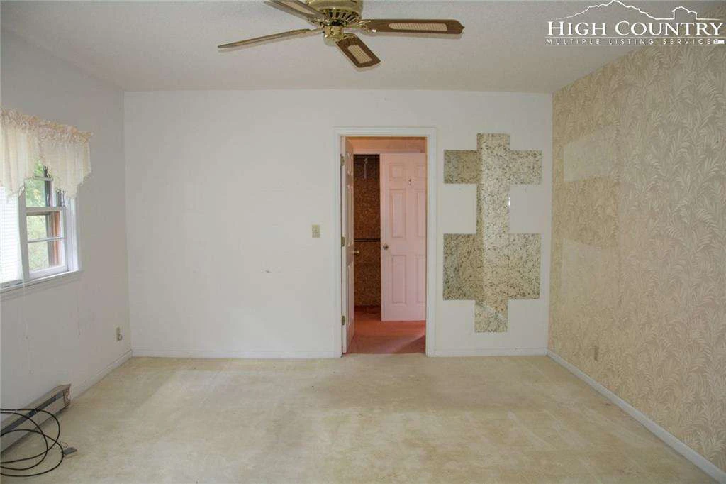 Image number 4 for the current listing