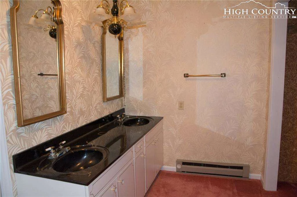 Image number 6 for the current listing