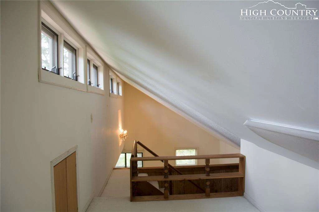 Image number 11 for the current listing