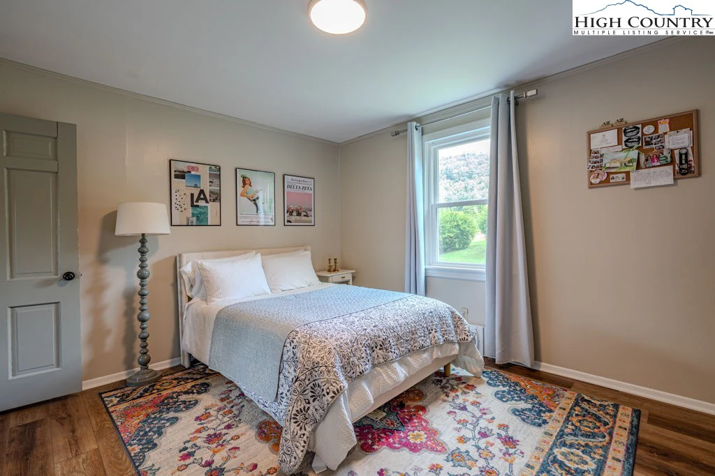 Image number 5 for the current listing