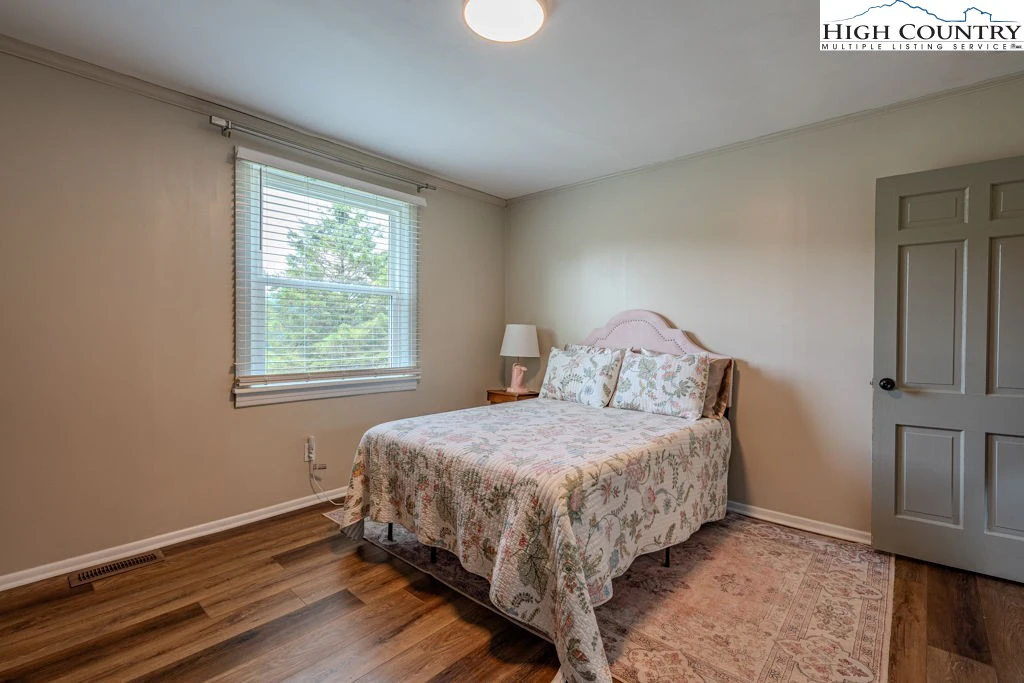 Image number 6 for the current listing
