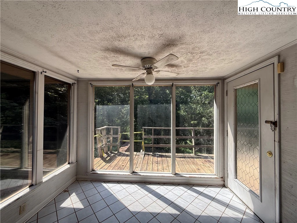 Image number 19 for the current listing