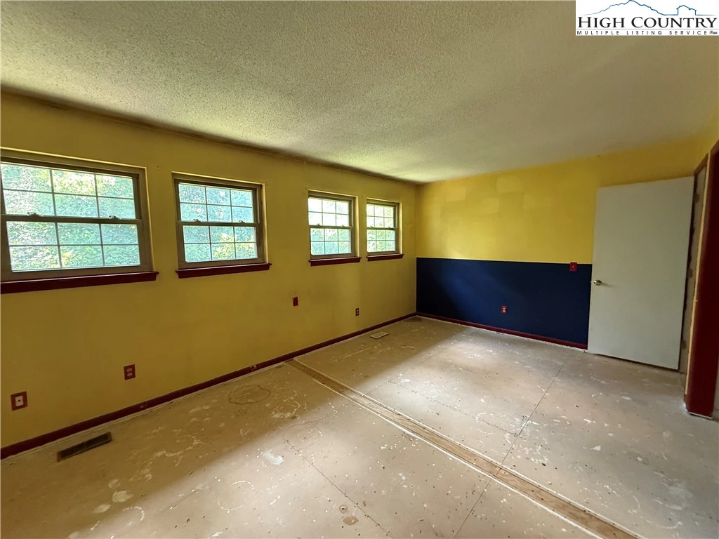 Image number 11 for the current listing