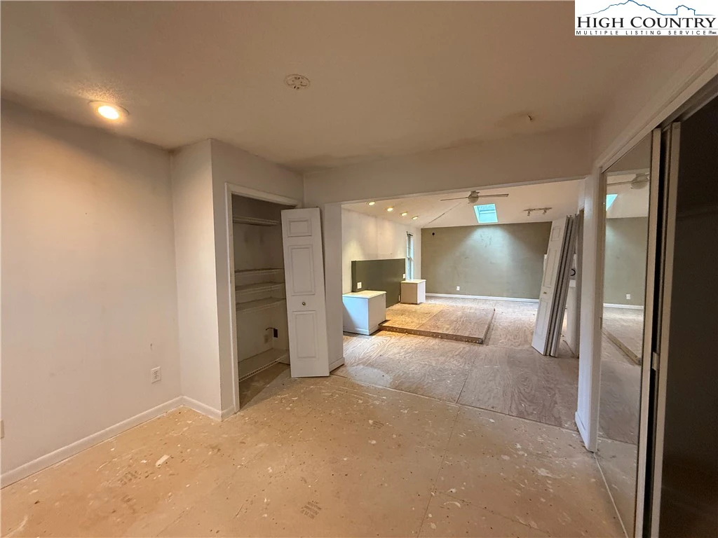 Image number 2 for the current listing