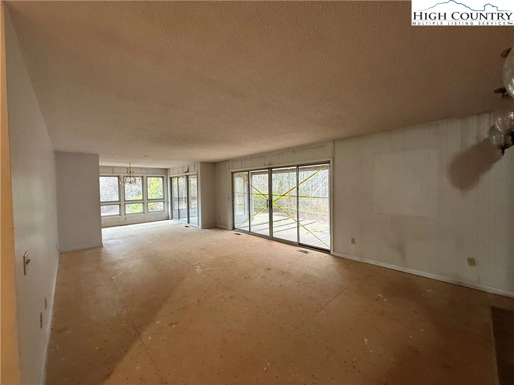 Image number 21 for the current listing
