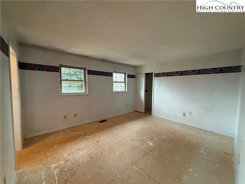 Image number 13 for the current listing