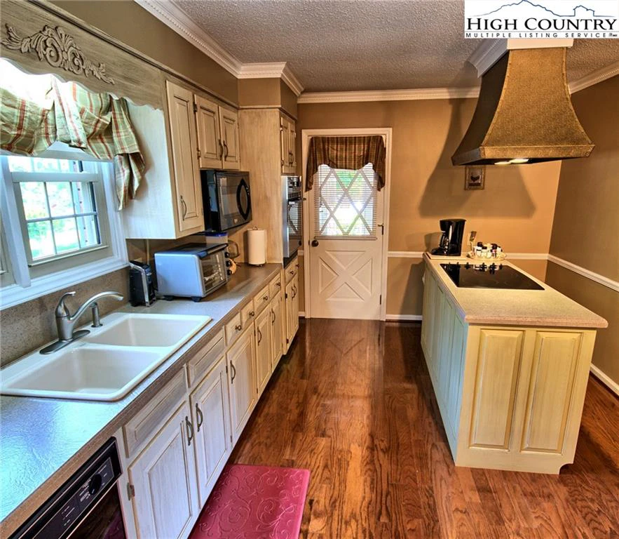 Image number 18 for the current listing