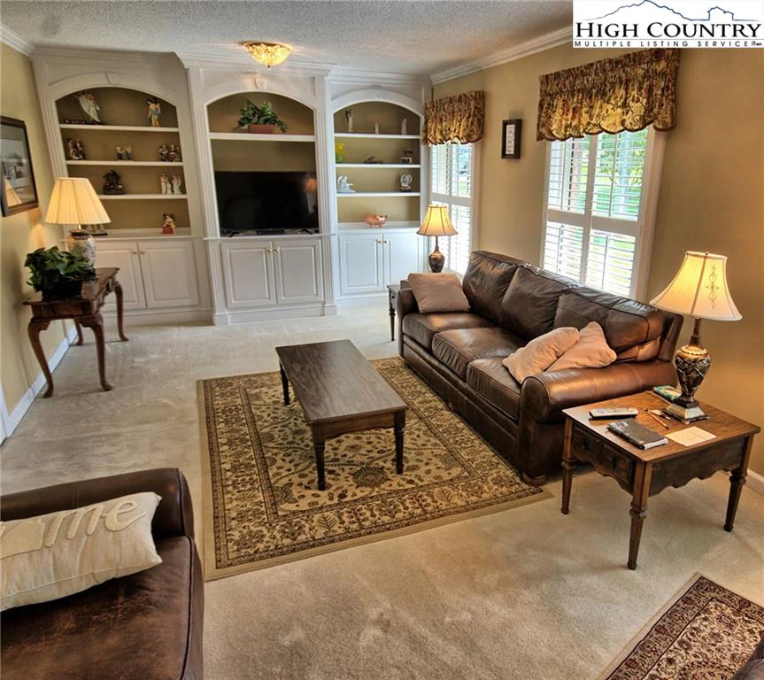 Image number 2 for the current listing