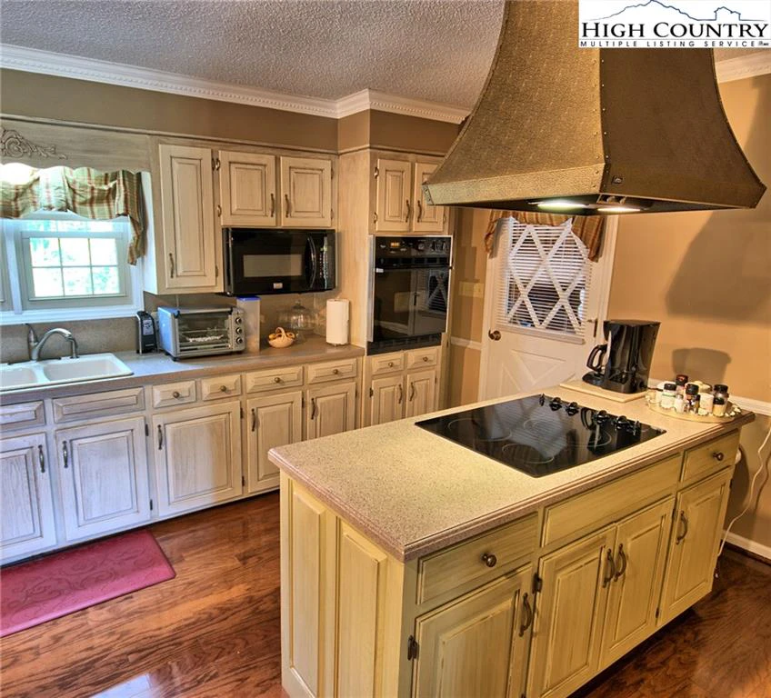 Image number 19 for the current listing
