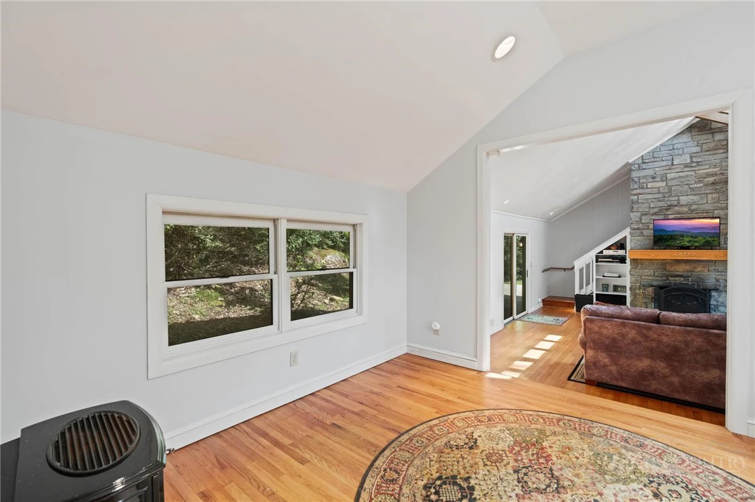 Image number 9 for the current listing