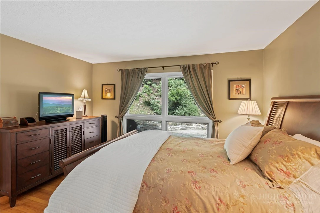 Image number 12 for the current listing