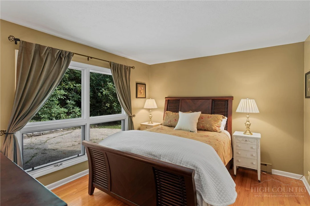 Image number 11 for the current listing