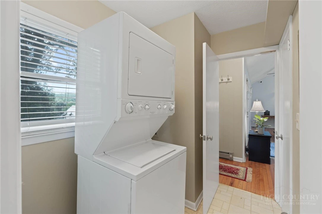 Image number 15 for the current listing