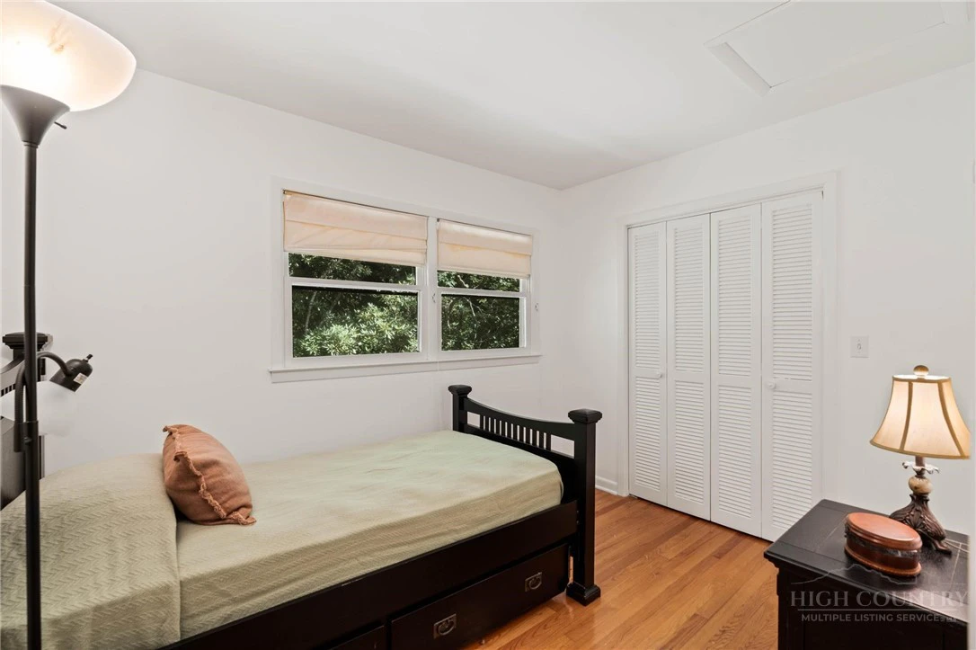 Image number 17 for the current listing