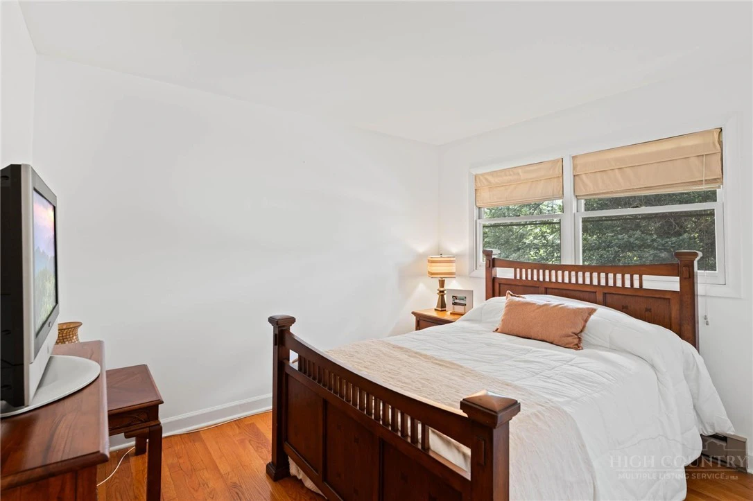 Image number 18 for the current listing