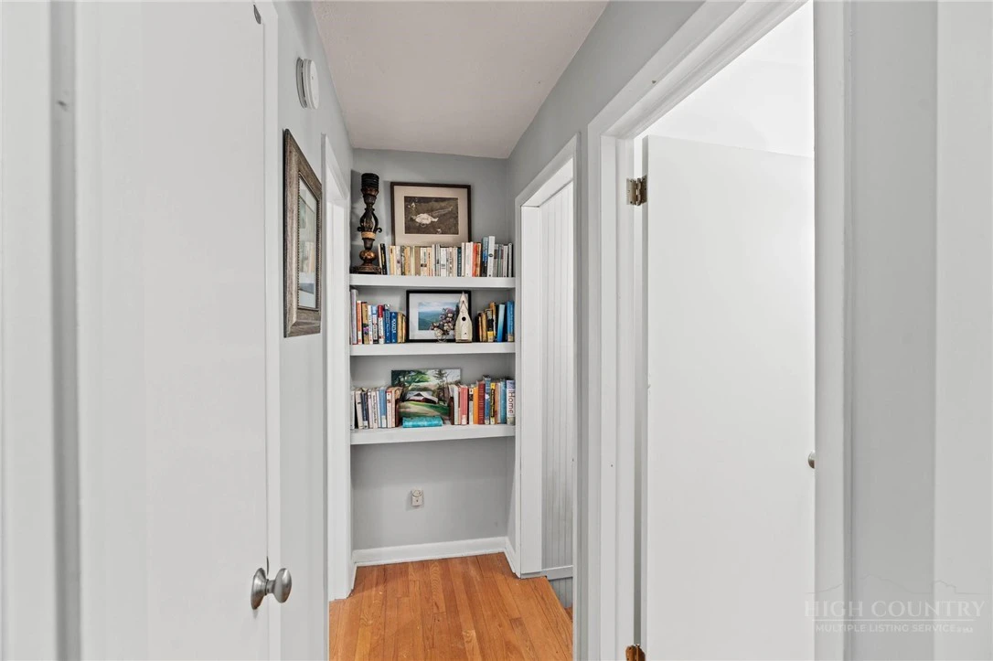 Image number 21 for the current listing