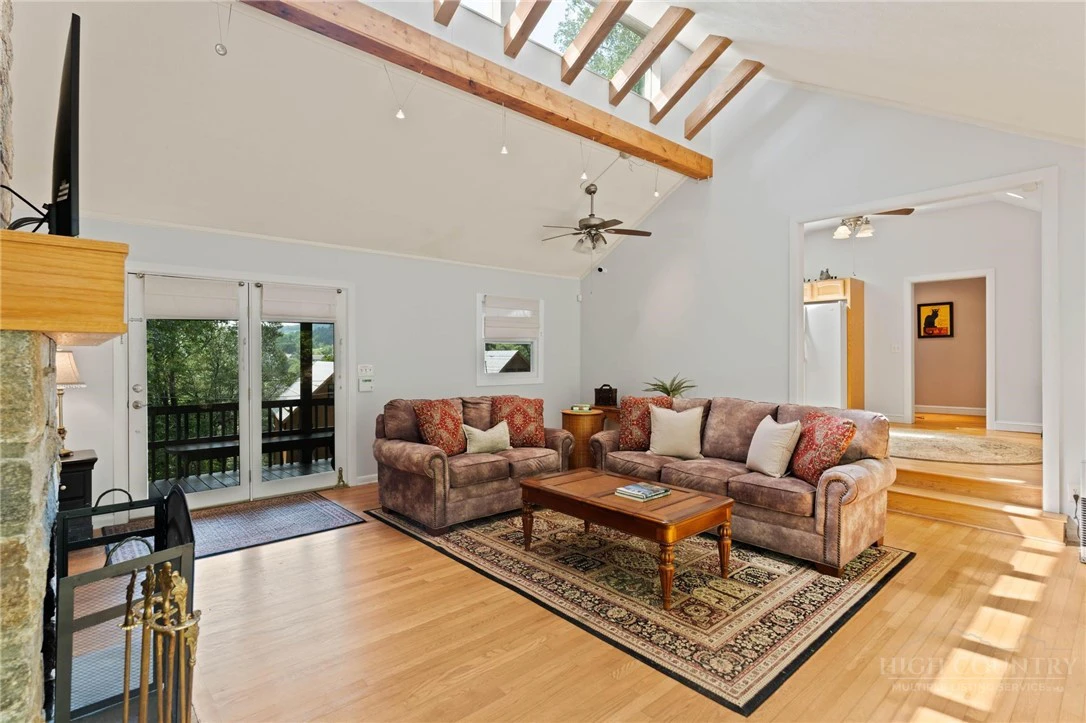 Image number 4 for the current listing