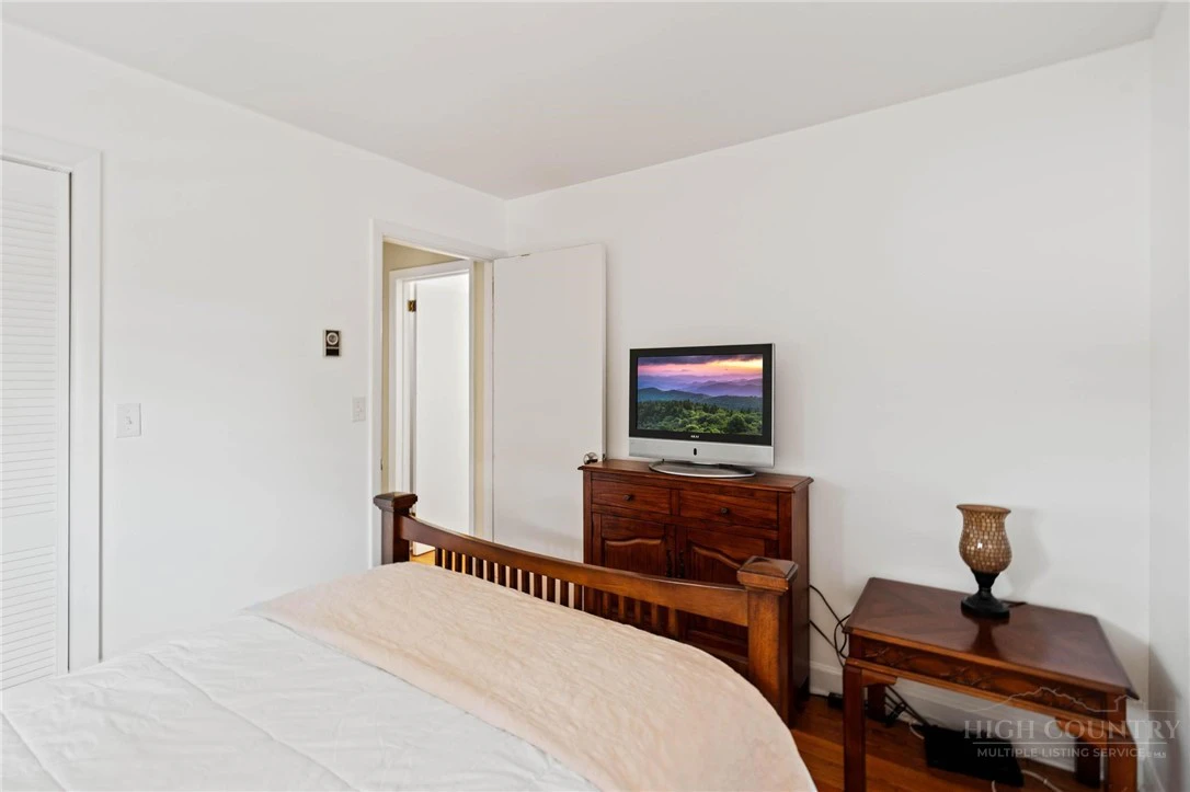 Image number 19 for the current listing