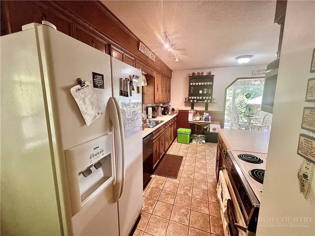 Image number 11 for the current listing